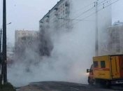 В Киеве снова прорвало теплотрассу, улицу накрыло паром