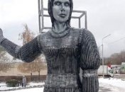 Стала известна судьба пугающего памятника Алёнке в России