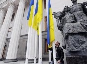 Активистки Femen провели акцию перед зданием Верховной Рады (Видео)