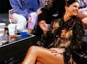 Селена Гомес засветила стройные ноги на модном показе Coach