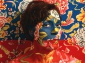 Художница, как хамелеон: девушка смешивается со своими работами (Фото) 