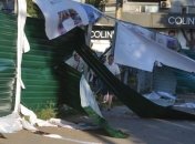  В Запорожье жители с дракой снесли забор вокруг уничтоженного сквера 