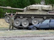 Танк окупаційного війська розчавив автомобіль