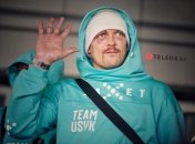 Усик поспішає додому до родини