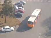 У Кам’янському автобус врізався в авто, що стояли на парковці