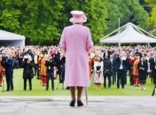 Монохромный розовый: королева Великобритании покорила публику на садовой вечеринке