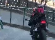 Так мешают или нет? Поведение киевских мотоциклистов спровоцировало жаркую дискуссию в сети (видео)