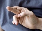 Избавиться от боли поможет скрещивание пальцев 