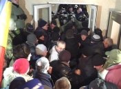 В Молдове митингующие штурмуют здание парламента