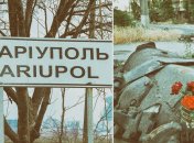 Загарбники покладають квіти до своєї ж розбитої техніки