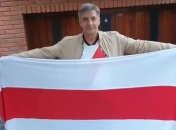 Белорусский посол ушел в отставку из-за Лукашенко и записал видео с флагом протестующих