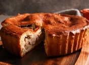 Необычный, но яркий пирог с курицей и черной смородиной