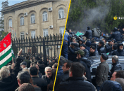 У хід пішли палиці, каміння та пляшки: в Абхазії не вщухає мітинг проти РФ (відео)