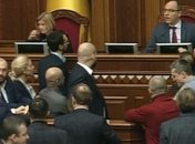 Как в Раде блокировали трибуну из-за новых законов (Видео)