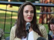 Светлый костюм и красная помада: Анджелина Джоли заметно похорошела