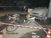 В Киеве на улице Братиславской легковушка врезалась в столб и сбила велосипедистов, водитель погиб