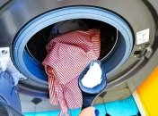 Крупная соль растворяет известковые отложения  , остатки мыла и бактерии