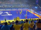 Украинские болельщики поддерживают свою команду на матче против россиян