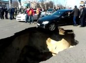 В Одессе на оживленном перекрестке провалился асфальт (Видео)