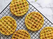 Аппетитные соленые вафли.