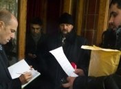 Мариупольские волонтеры вернули свои ордена Президенту