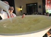 На Кубе приготовили самый большой в мире коктейль "дайкири"