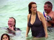 Жена Траволты показала фигуру в купальнике после родов