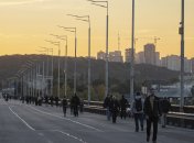 Люди пешком переходят мост после атаки РФ