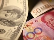 Доллар слабо укрепляется к мировым валютам после ослабления в пятницу