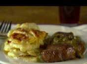 Стейк с винным соусом и картофельной запеканкой