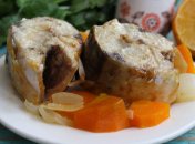 Запеченная в банке скумбрия с овощами