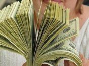 НБУ: Объем сдачи валюты населением увеличился на 50% 