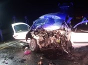 На Львовщине на трассе "Киев-Чоп" столкнулись три авто, двое человек погибли (фото)