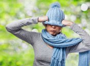 Дівчина в шапці та шалику