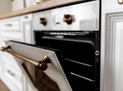 Дізнайтеся, як легко підтримувати чистоту в духовці