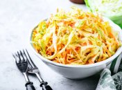 Вкуснейший и полезный витаминный салат из капусты и яблока