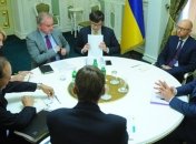 Яценюк и Бреннер обсудили интенсификацию полетов над Украиной