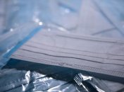 Кабмин: Конфискованные медицинские костюмы, маски и перчатки передадут больницам