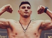 Непобедимый украинский супертяж забил соперника в углу ринга (видео)