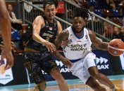 Баскетболіст закинув м'яч у кошик, перестрибнувши через суперника (Відео)