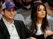 Мила Кунис и Эштон Катчер поцеловались на хоккейном матче (Видео)