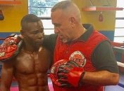 Ригондо показал, как набирает вес к бою с Ломаченко