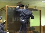 В Москве подозреваемый сбежал из клетки в зале суда на глазах у конвоиров (Видео)