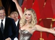 Дженнифер Лоуренс и Адель весело отпраздновали помолвку в гей-клубе