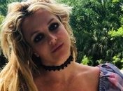 Бритни Спирс позагорала с бойфрендом в бассейне (Фото)