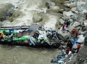 В Индии автобус с паломниками упал в реку, много погибших