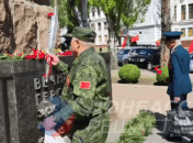 Букеты к памятникам кладут очень скромные