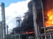 Крупнейший нефтеперерабатывающий завод Румынии взорвался и полыхает, есть пострадавшие (видео)