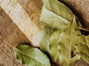 Лавровый лист сохранит одежду во время стирки