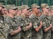 В случае вторжения на суше военным поднимут зарплаты